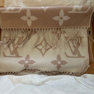 Louis Vuitton Beige scarf authentic